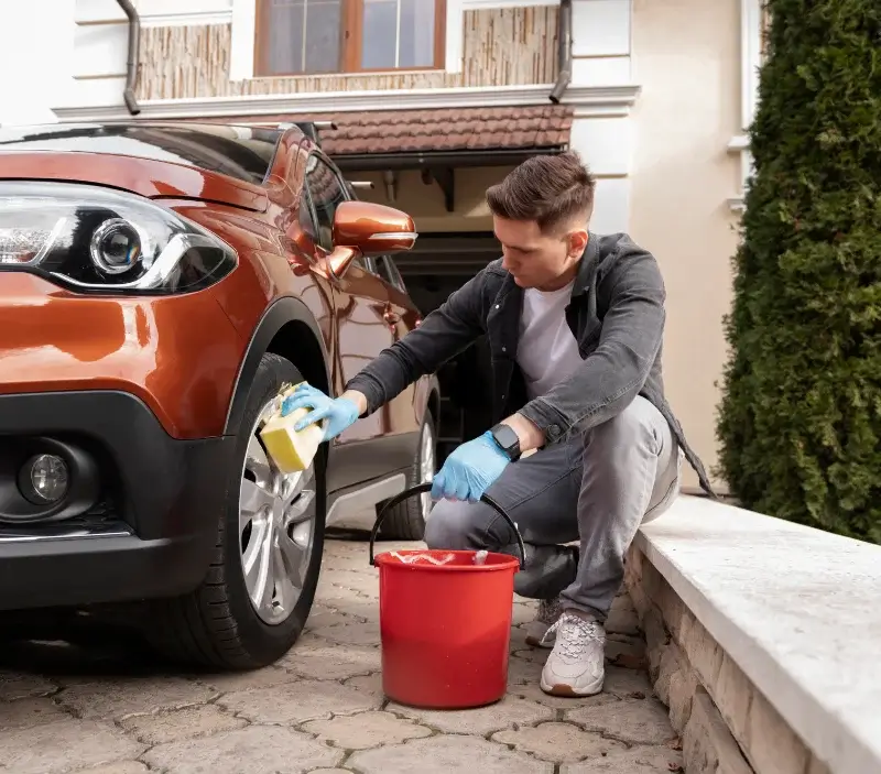 Lavage auto à domicile Palmas d'Aveyron : professionnel intervenant sur un véhicule